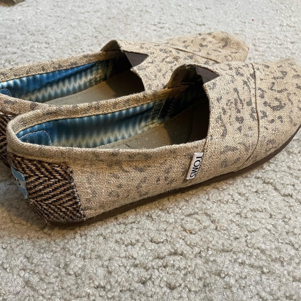 Classic Snow Leopard TOMS women size 7